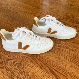 Brand New Women’s V-10 Veja